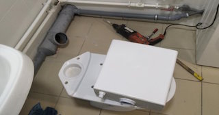 Установка напольного унитаза в Азове: монтаж под ключ от СантехДомАзв от 5097 рублей.