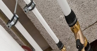 Замена труб водоснабжения в квартире: цена от 2039 руб. - СантехДомАзв